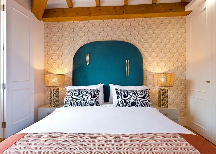 Boutique Rentals-the Alma W/ Balcony Apartment